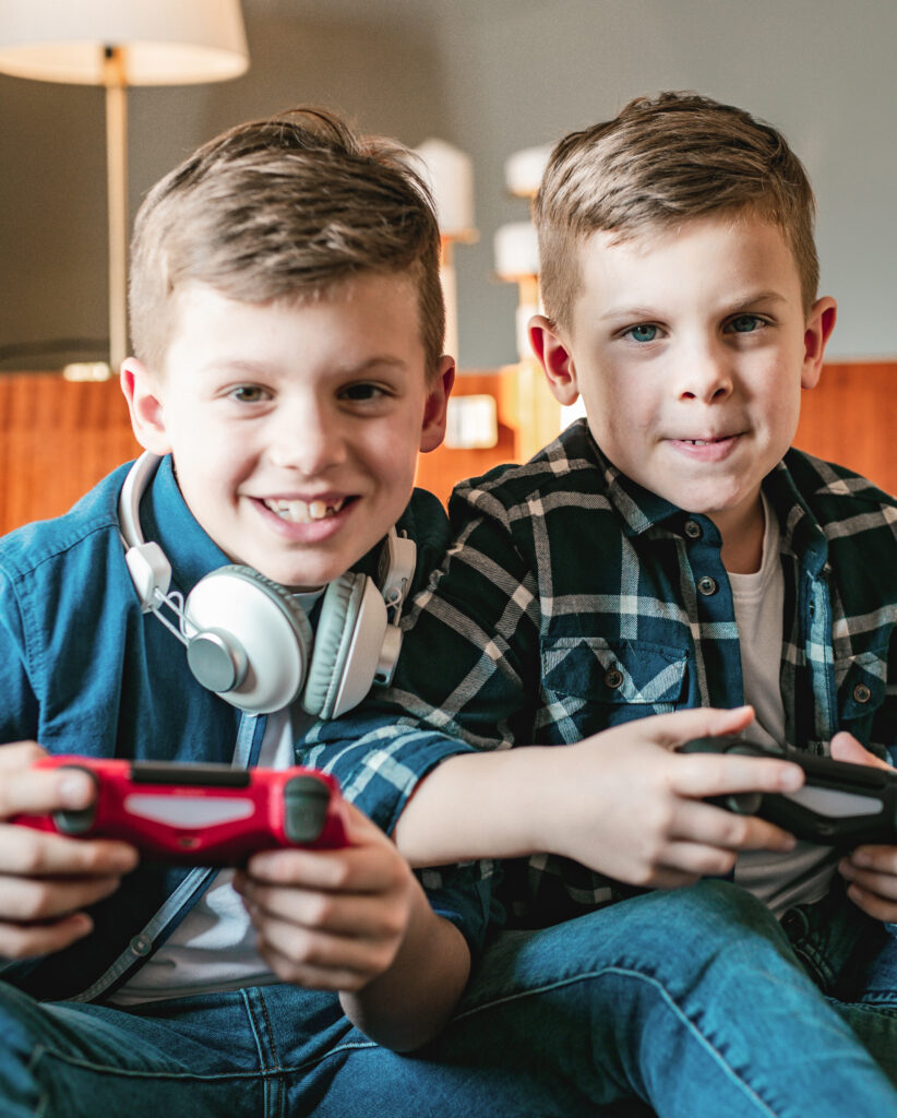 Zwei Jungs beim Videospielen, Online-Spiele liegen hoch im Kurs