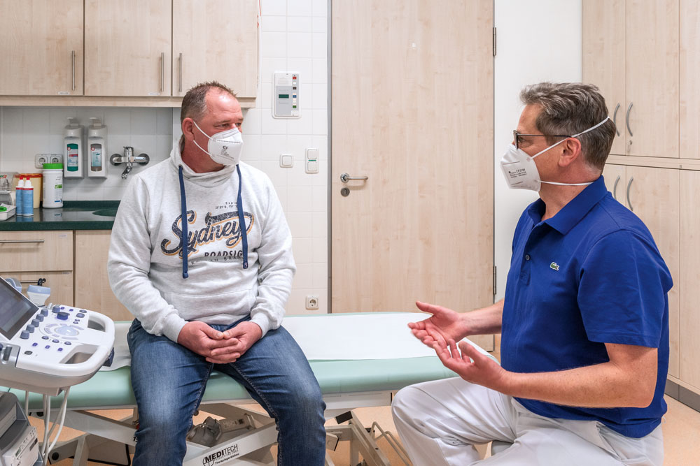 Dr. Andreas Metzig im Gespräch mit seinem Patienten Rene Kluge